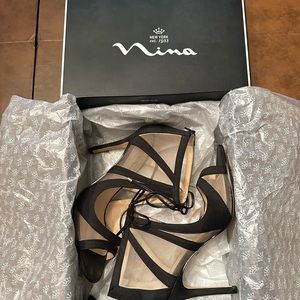 Nina Women’s 6.5 M width black Cherie heel